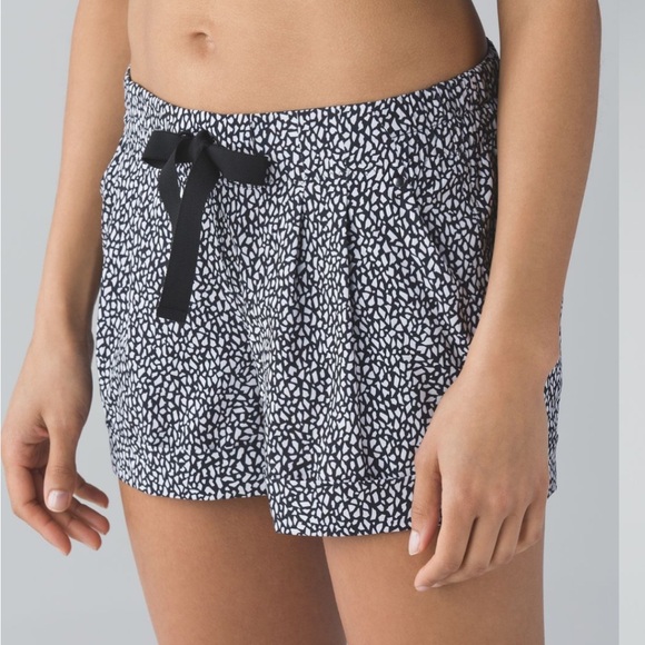 LULULEMON spring break away 3” short Black and White mosaic size 6 EUC - Picture 1 of 11